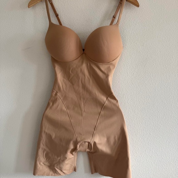 Skims Ultimate Body Butt & Hip Enhancing Mid-Thigh Bodysuit in Clay size small